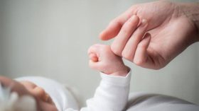 عطلة الأمومة.. هذه تفاصيل الاستفادة منها وتمديدها