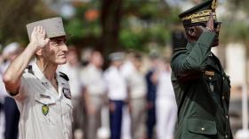 فرنسا تسلم آخر قواعدها العسكرية في السنغال