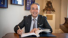 العالم الجزائري كريم زغيب ينال أعلى وسام مدني كندي