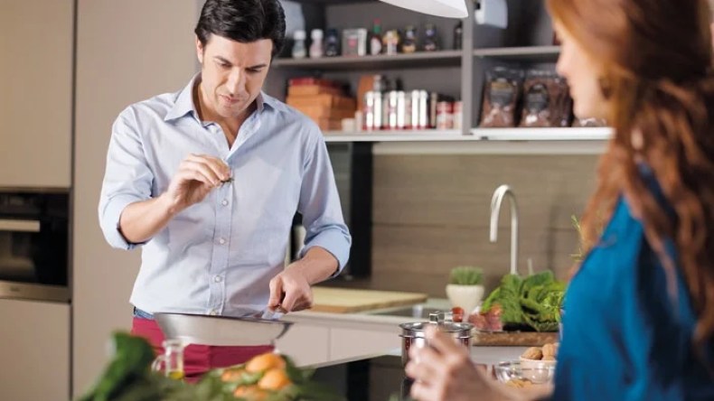 الشريك المتعاون والمتفهم.. يبني أسرة متماسكة ويضمن استقرارها