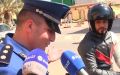 شرطي من ولاية غرداية يقدر انضباط سائق دراجة نارية بقواعد السلامة
