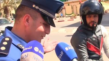شرطي من ولاية غرداية يقدر انضباط سائق دراجة نارية بقواعد السلامة