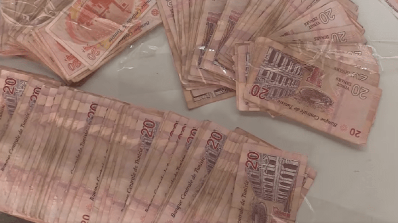 حجز أكثر من 11 ألف دينار تونسي و3 آلاف يورو في مطار عنابة (فيديو)