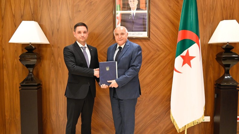 عطاف يستقبل سفير أوكرانيا الجديد لدى الجزائر