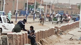 إجلاء عائلات وإنقاذ طفل جراء السيول بعين قزام