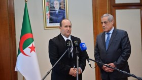 سيفي غريب يتسلم مهامه كوزير أول بالنيابة خلفا لمحمد النذير العرباوي (فيديو)