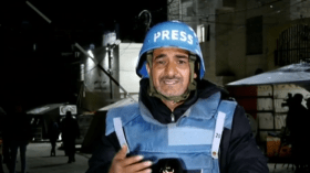 مراسل التلفزيون الجزائري ينجو من قصف صهيوني استهدف محيط مكتبه في غزة (فيديو)