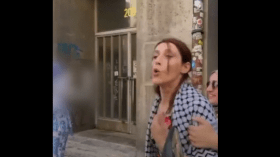 ناشطة ألمانية تهتف دون خوف: “أبو عبيدة يا حبيب إضرب إضرب تل أبيب”