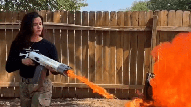 سياسية أمريكية حاقدة تستخدم قاذفة لهب لإحراق القرآن الكريم!