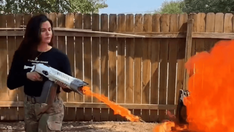 سياسية أمريكية حاقدة تستخدم قاذفة لهب لإحراق القرآن الكريم!