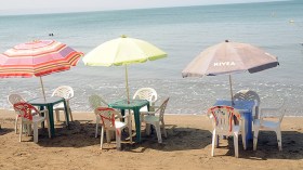 مصطافون يعلنون “هُدنة” مع البحر وإنزال على المسابح