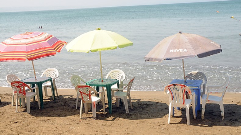 مصطافون يعلنون “هُدنة” مع البحر وإنزال على المسابح