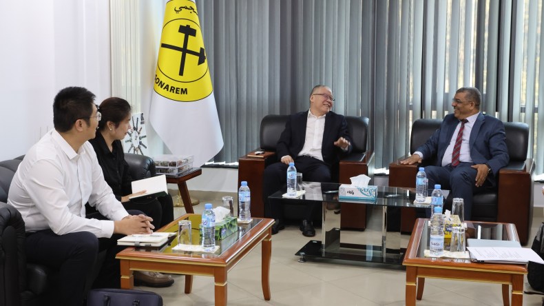 مباحثات جزائرية صينية لتطوير معالجة خام حديد غار جبيلات