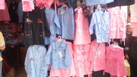 عائلات تقتني المآزر والمحافظ خلال فترة البيع بالتخفيض