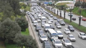 “نمسح الغبار قبل أن نمسح الدموع”… مبادرة لتنظيف لافتات المرور بالطرقات 