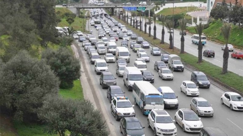 “نمسح الغبار قبل أن نمسح الدموع”… مبادرة لتنظيف لافتات المرور بالطرقات 