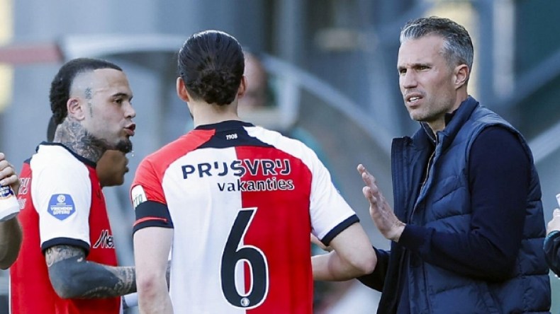 زروقي يتّهم المدرب فان بيرسي