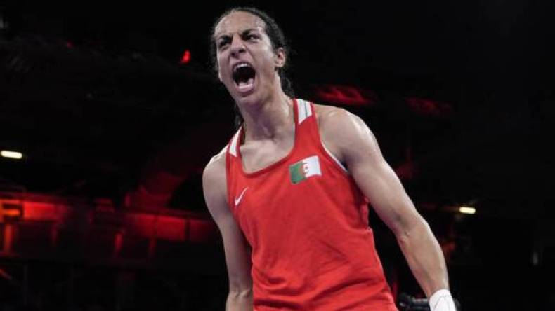 الملاكمة خليف تردّ على مزاعم الاعتزال