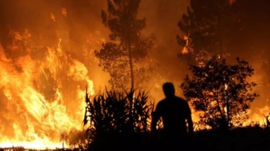 Feu de forêt en Espagne: Hôtels et campings évacués