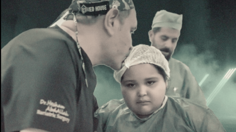 تكميم معدة طفلة مصرية يقلب شبكات التواصل.. وأستاذ جراحة يوضح