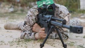 بالفيديو.. كلمات مجاهد كالسهام عن شارة التوحيد فوق رؤوس القسّام