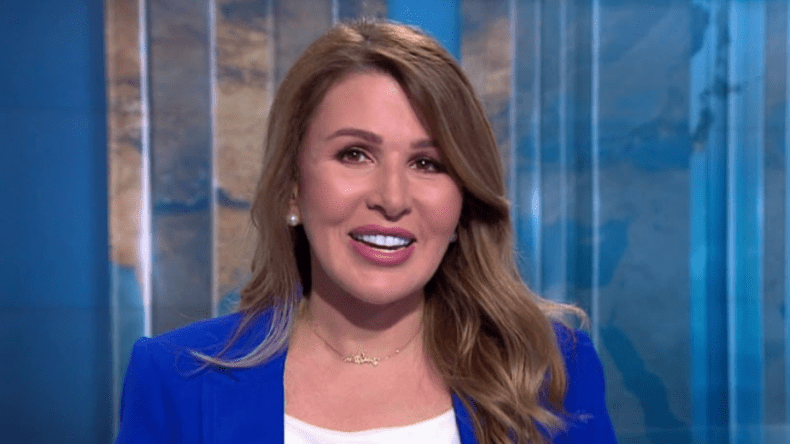 مذيعة الجزيرة تبكي أنس الشريف وقريقع وتعرض هذا الفيديو