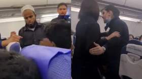 شاب مسلم يتلقى صفعة على متن طائرة لسبب غريب!