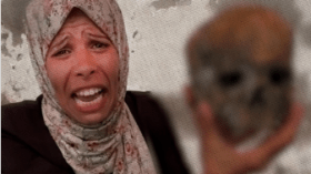 “هذا هو أبي”.. فلسطينية تمسك بجمجمة وعظام متفرقة!