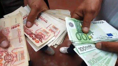 Voici combien coûte 100 euro en dinars