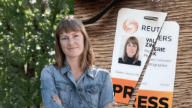 صحافية كندية تنسحب من “رويترز” وتكسر بطاقتها المهنية لهذا السبب!