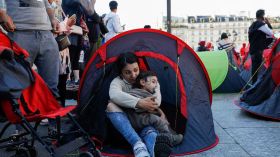 “في فرنسا، يولد أطفال ويعيشون ويموتون في الشارع”