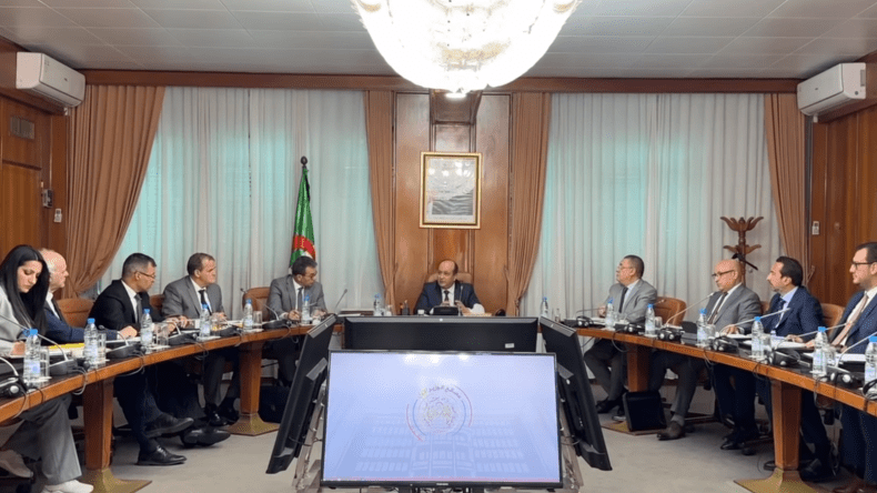 الوزير الأول بالنيابة يترأس اجتماع عمل لتنظيم معارض لبيع الأدوات المدرسية