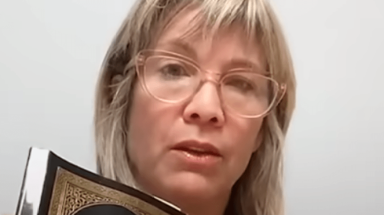 “هكذا ألهمتني سورة “النمل “.. أمريكية مسلمة تتحدث عن تجربتها