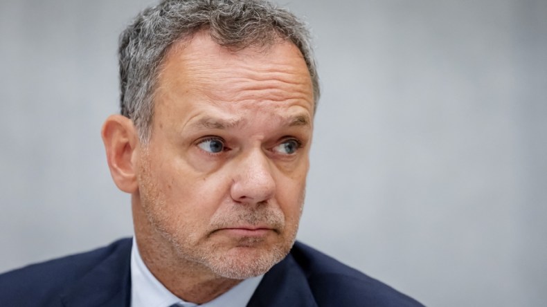 وزير خارجية هولندا يستقيل من منصبه لهذا السبب