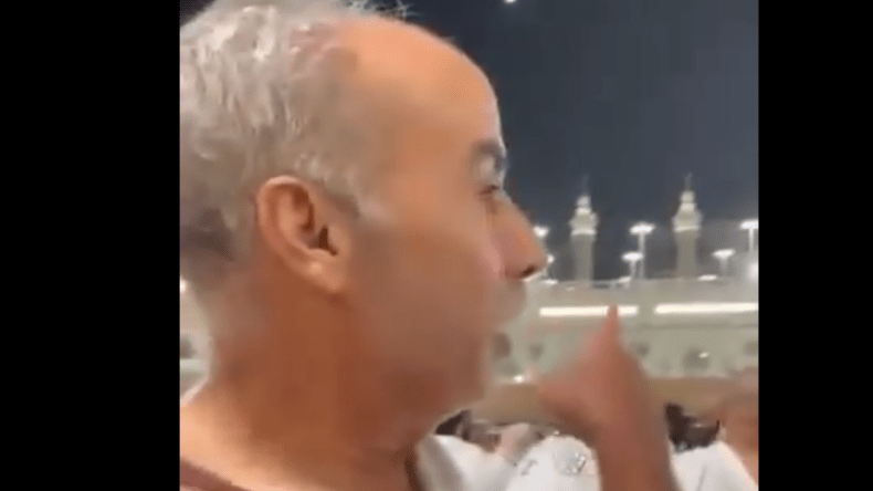 معتمر مصري يخاطب شقيقه من أمام الكعبة.. ما القصة؟