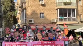  “تأكلون في المطاعم الفاخرة والأسرى يتضورون جوعا! “.. صهيونيات يثرن على نتنياهو!