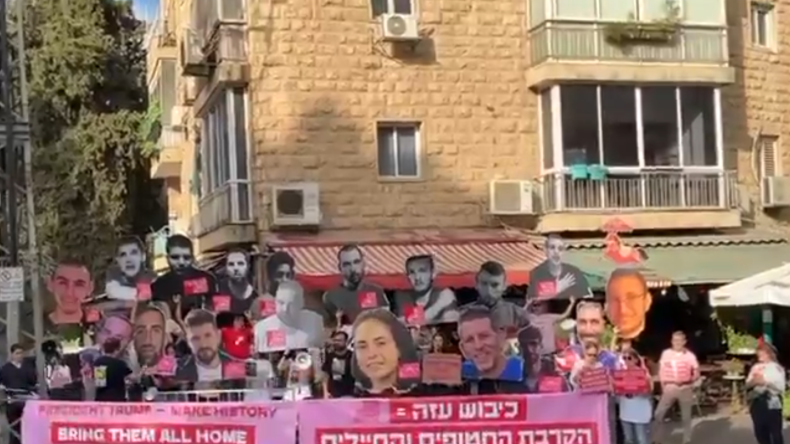  “تأكلون في المطاعم الفاخرة والأسرى يتضورون جوعا! “.. صهيونيات يثرن على نتنياهو!