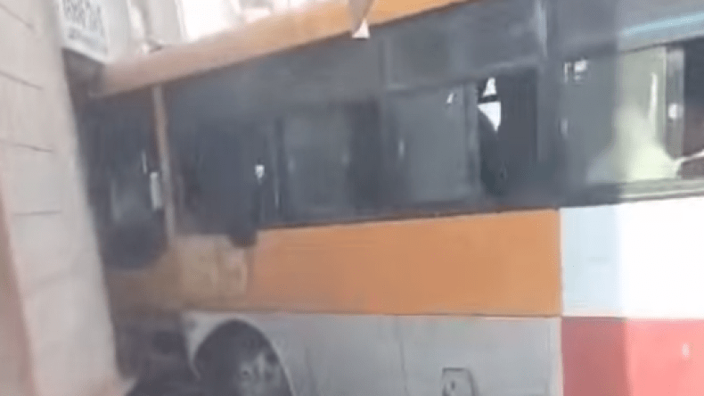 وهران.. 12 جريحا في حادث انحراف حافلة واصطدامها بجدار(فيديو)