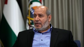 خليل الحية يؤدي صلاة الجنازة على شهداء العدوان الصهيوني على الدوحة