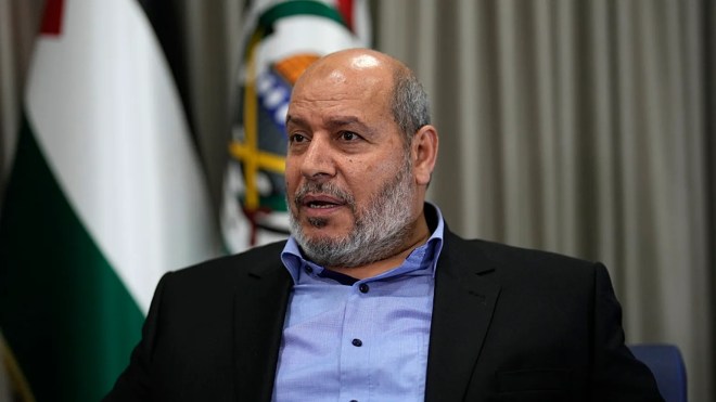 خليل الحية يؤدي صلاة الجنازة على شهداء العدوان الصهيوني على الدوحة