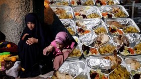 توزيع وجبات تقليدية وصحية على الأشخاص بدون مأوى والمتشردين!