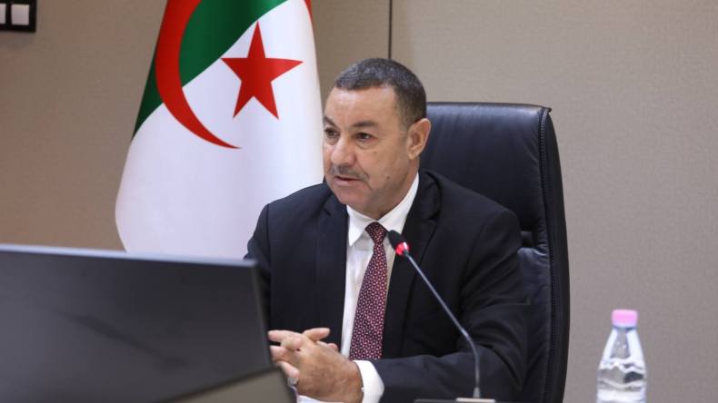 وزير النقل يأمر بتحديد الموانئ القابلة للتخصّص في تصدير الإسمنت