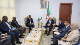 وزير الصناعة الصيدلانية يبحث فرص الشراكة مع سفير تنزانيا