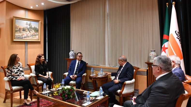 سوناطراك تبحث آفاق التعاون في مجال الاتصالات عبر الأقمار الصناعية مع شركة كندية