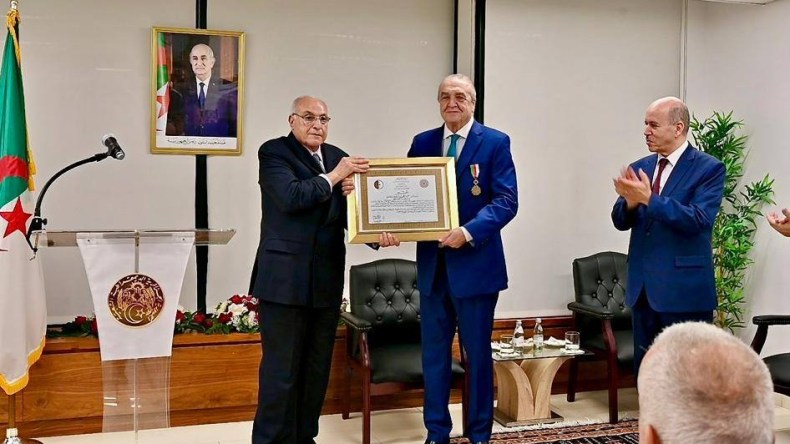 تقديرا لكفاءته وتفانيه.. توشيح السفير بن جامع بوسام “عشير”