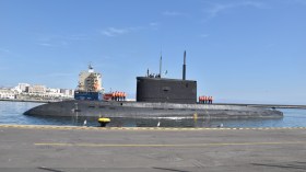 غواصة روسية ترسو في ميناء الجزائر (صور)