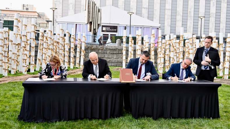 الجزائر توقع على الإعلان العالمي لحماية العاملين الإنسانيين