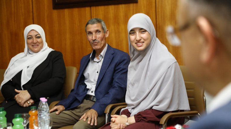 الوزير بداري يستقبل المتفوّقة الأولى في بكالوريا 2025