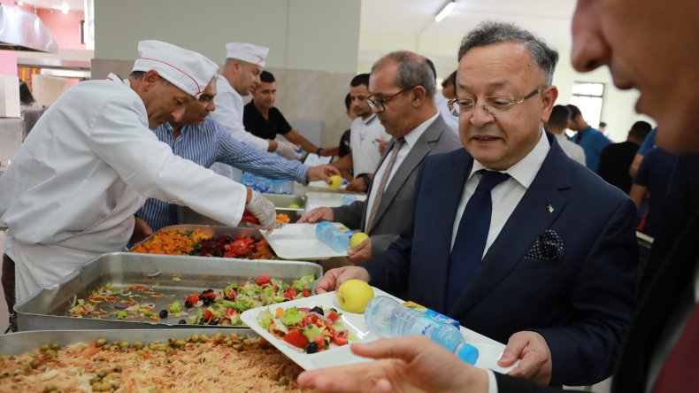الوزير بداري يشارك الطلبة أول وجبة في المطعم الجامعي (صور)