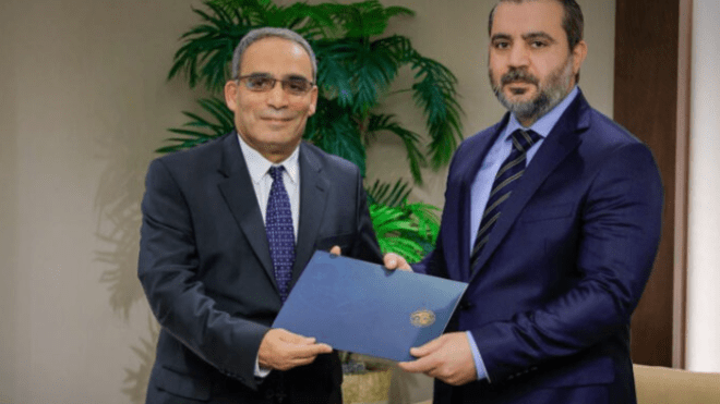 السفير الجزائري الجديد في سوريا يسلّم نسخة من أوراق اعتماده لوزير الخارجية